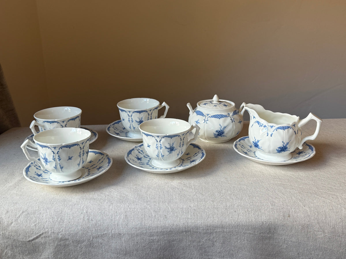 Vintage Aynsley Delphine Bone China Tea Set – 6 Piece (4 teacups & saucers, sugar bowl with lid and milk jug)