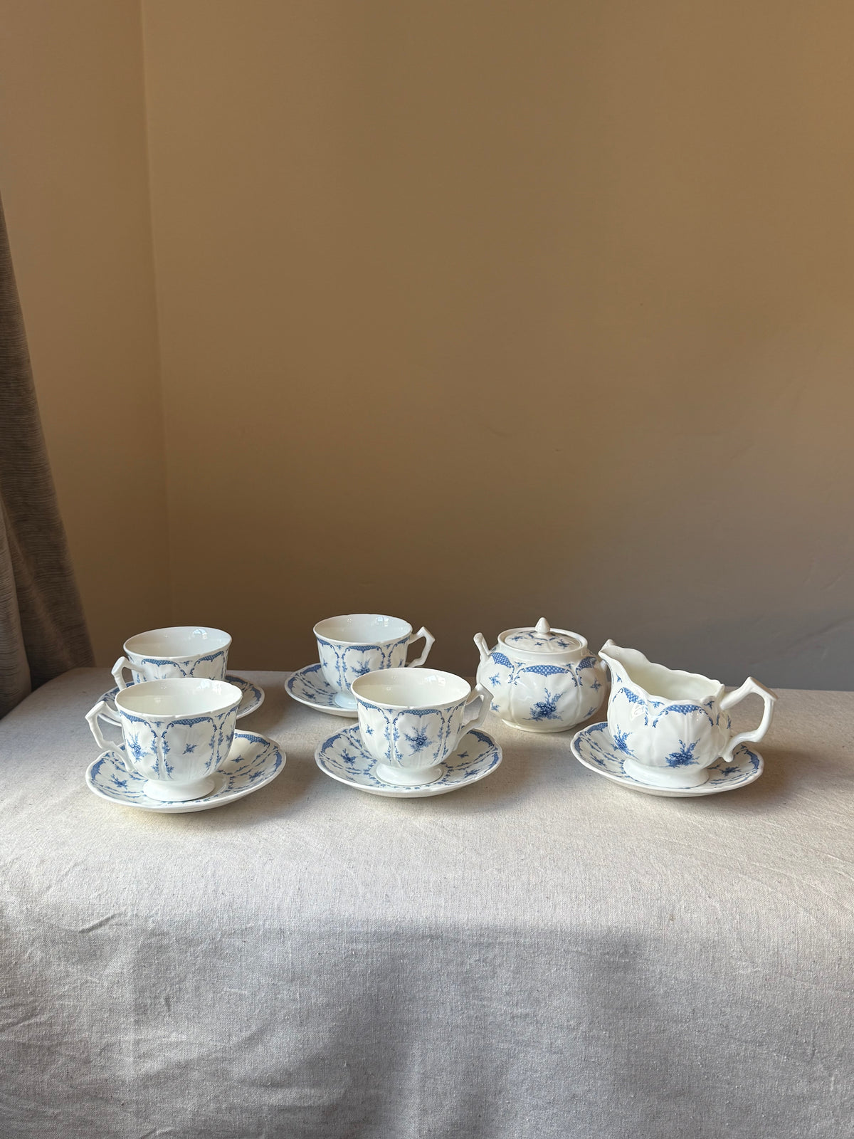 Vintage Aynsley Delphine Bone China Tea Set – 6 Piece (4 teacups & saucers, sugar bowl with lid and milk jug)