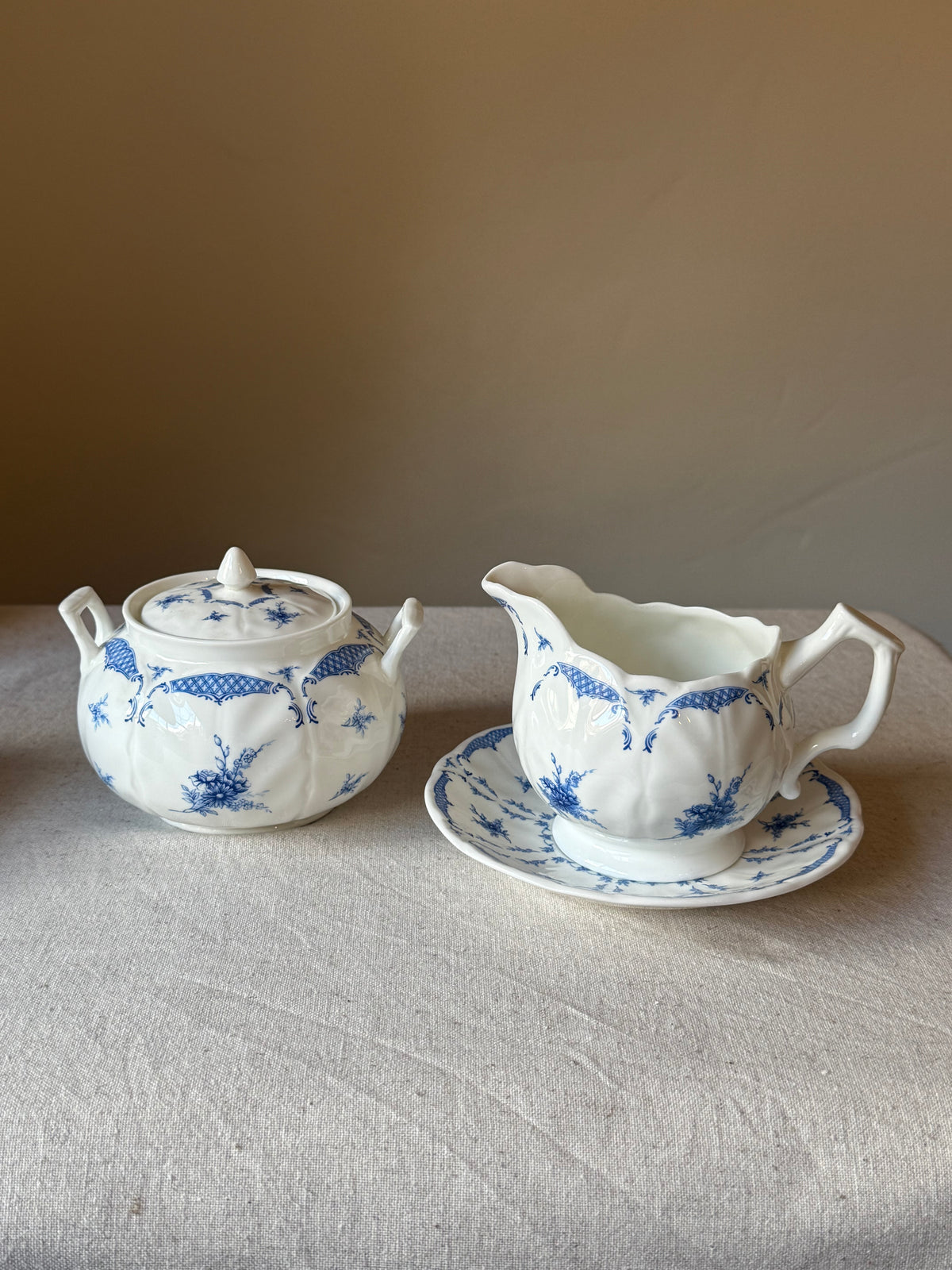 Vintage Aynsley Delphine Bone China Tea Set – 6 Piece (4 teacups & saucers, sugar bowl with lid and milk jug)
