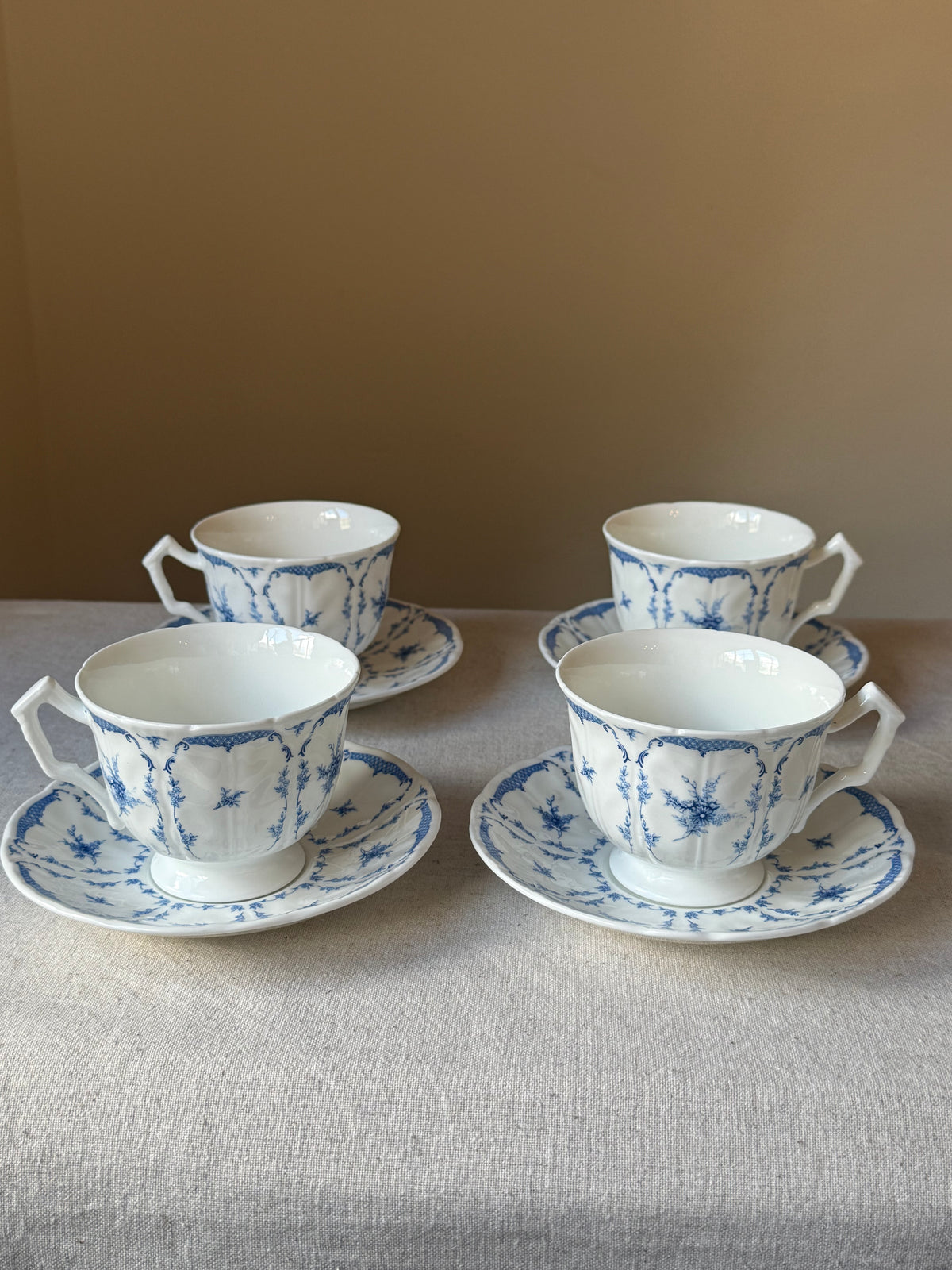 Vintage Aynsley Delphine Bone China Tea Set – 6 Piece (4 teacups & saucers, sugar bowl with lid and milk jug)