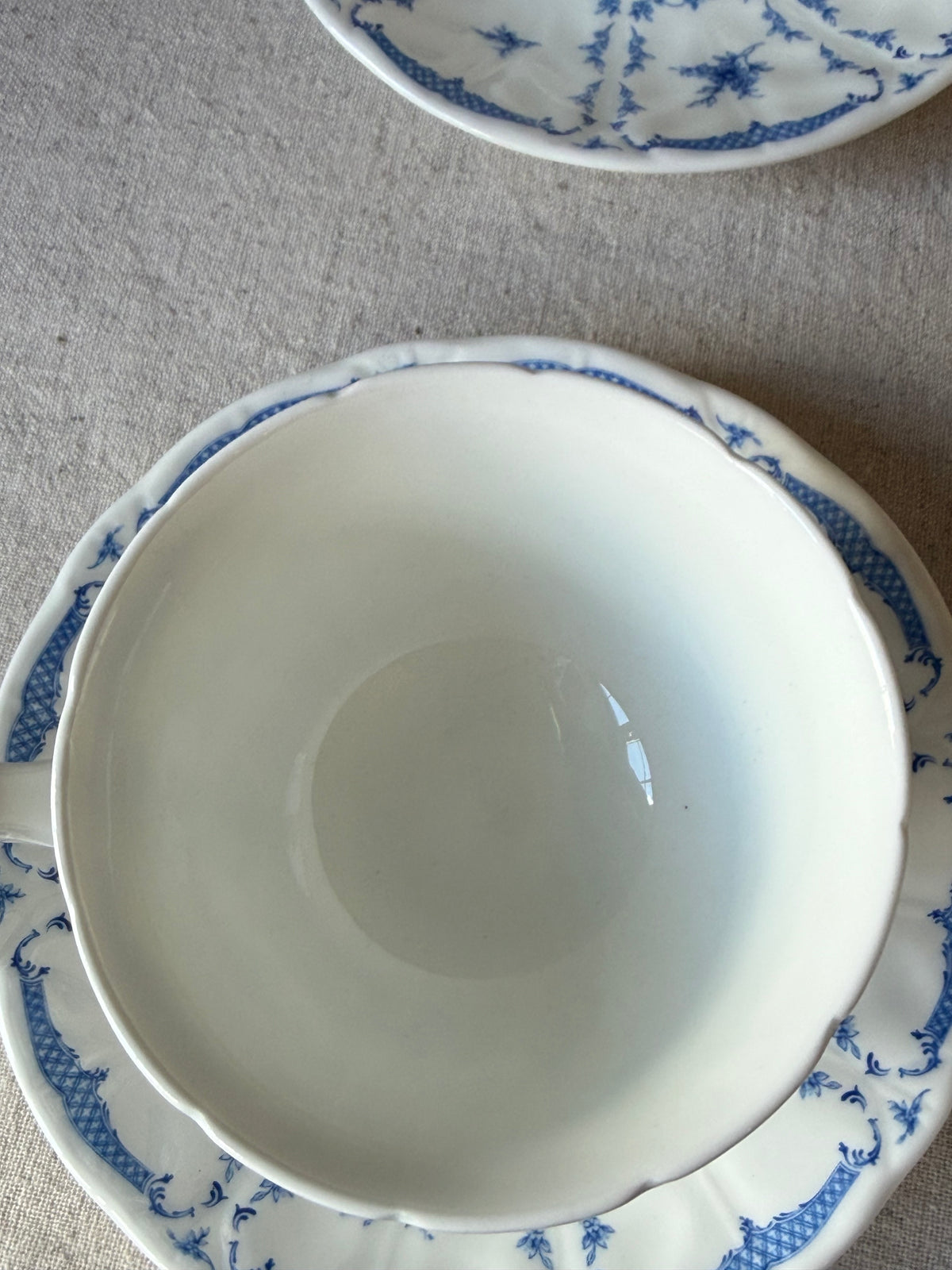 Vintage Aynsley Delphine Bone China Tea Set – 6 Piece (4 teacups & saucers, sugar bowl with lid and milk jug)