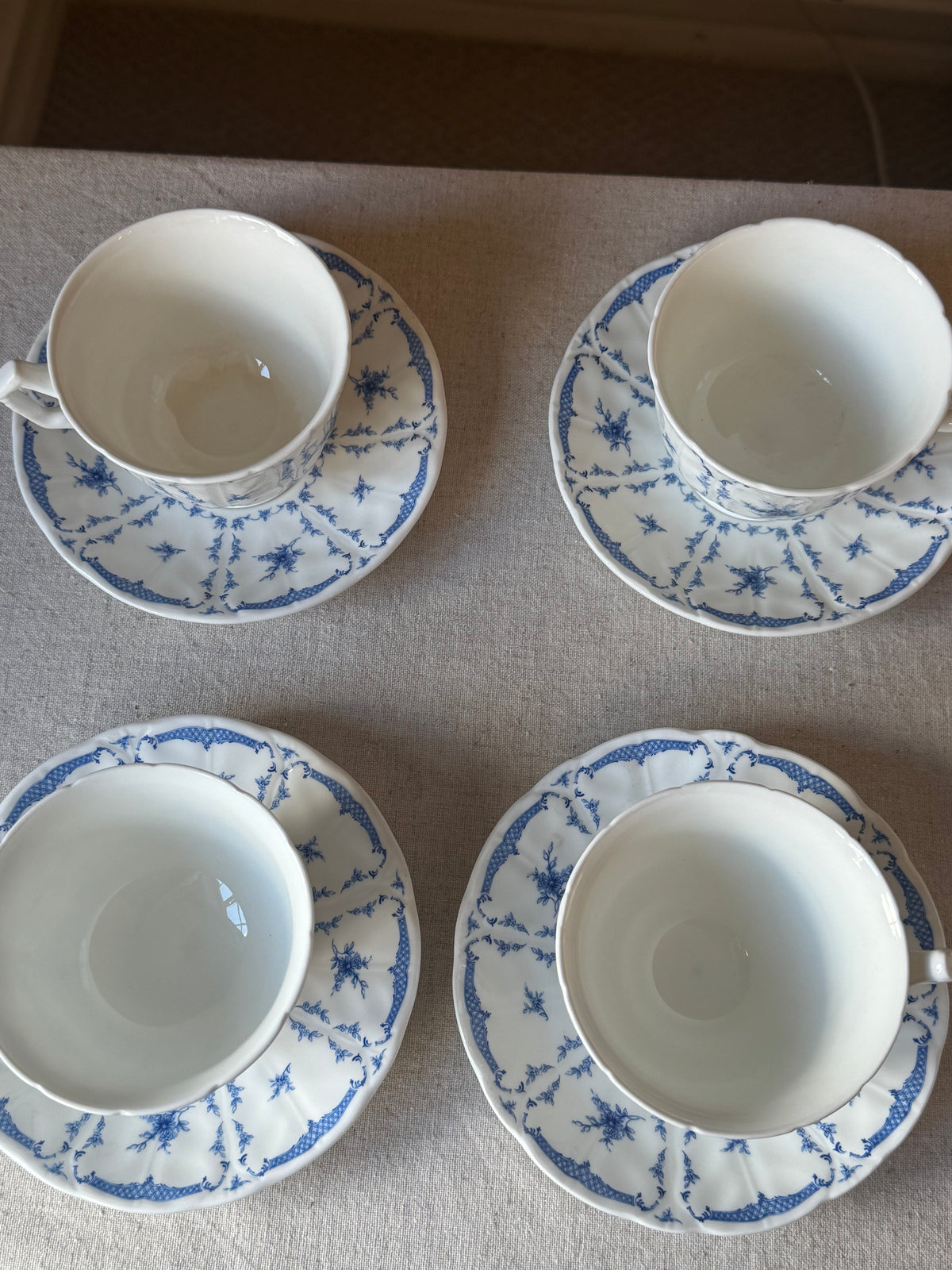Vintage Aynsley Delphine Bone China Tea Set – 6 Piece (4 teacups & saucers, sugar bowl with lid and milk jug)